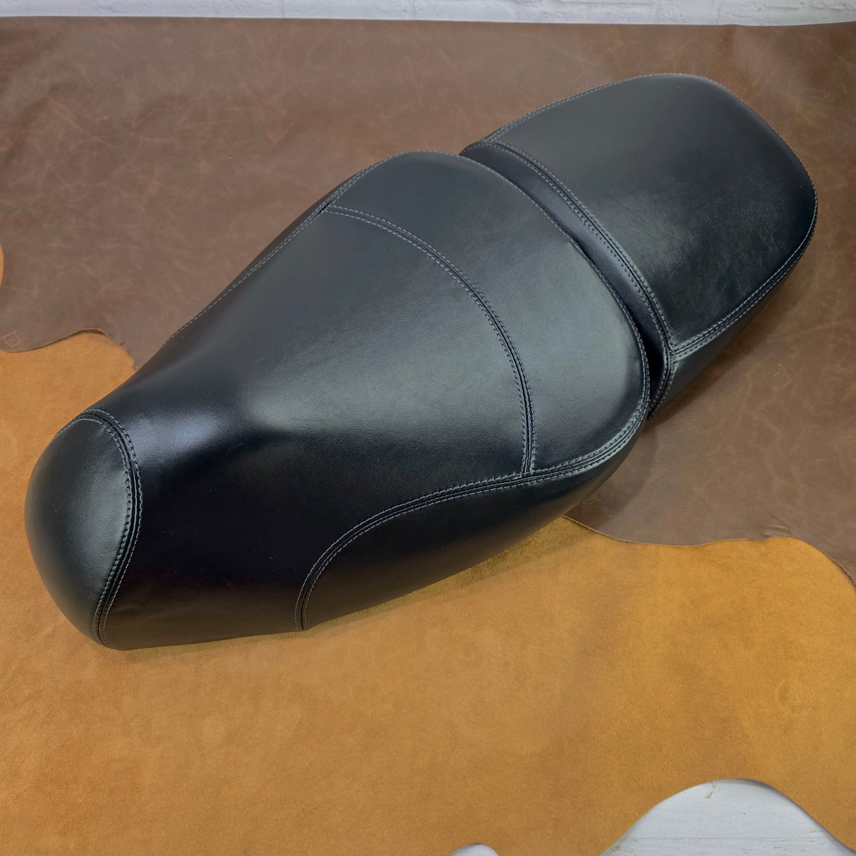 Vespa GTV Cuero leather seat cover detail