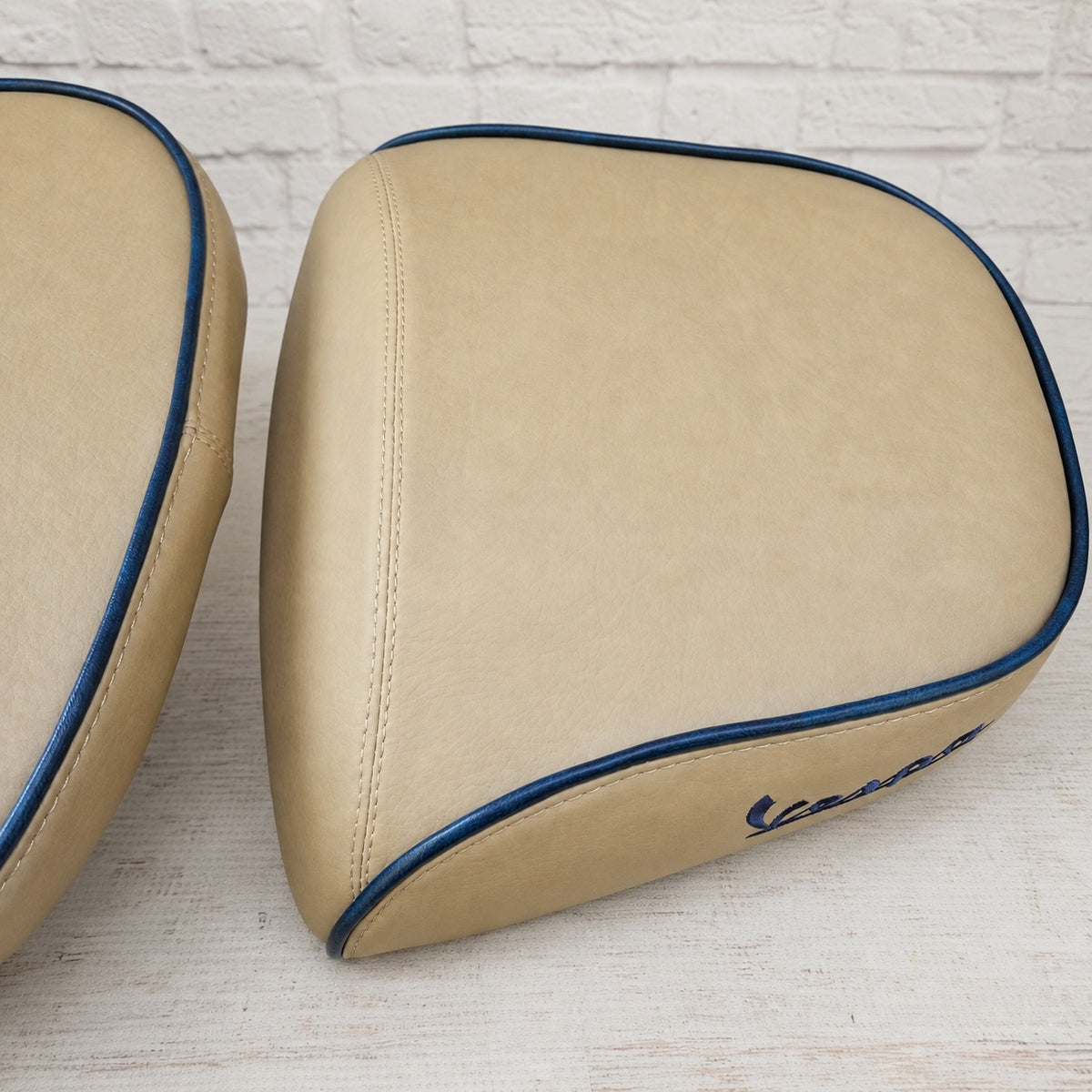 Vespa GTV camel tan seat cover detail
