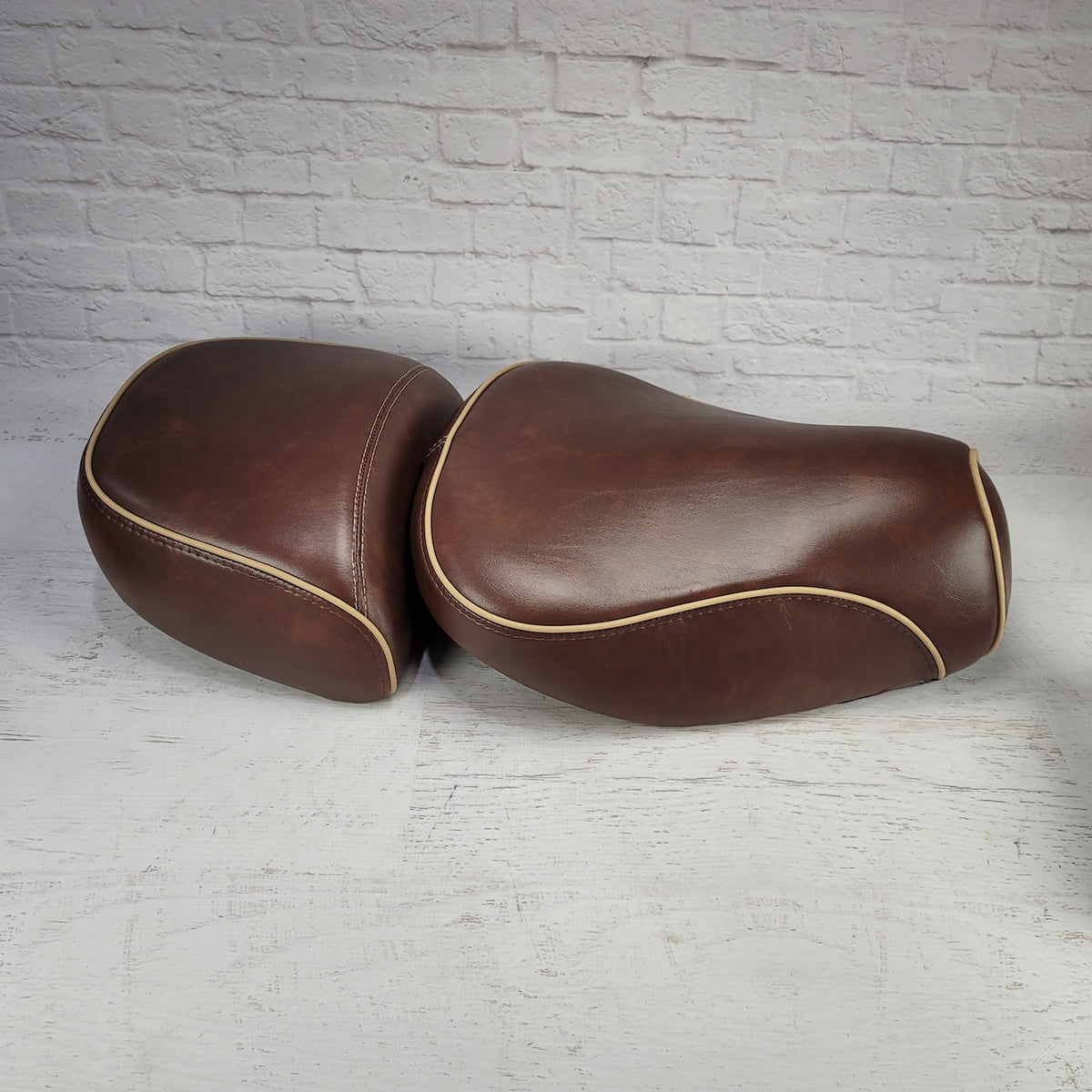 Vespa LXV padded whiskey brown seat cover detail