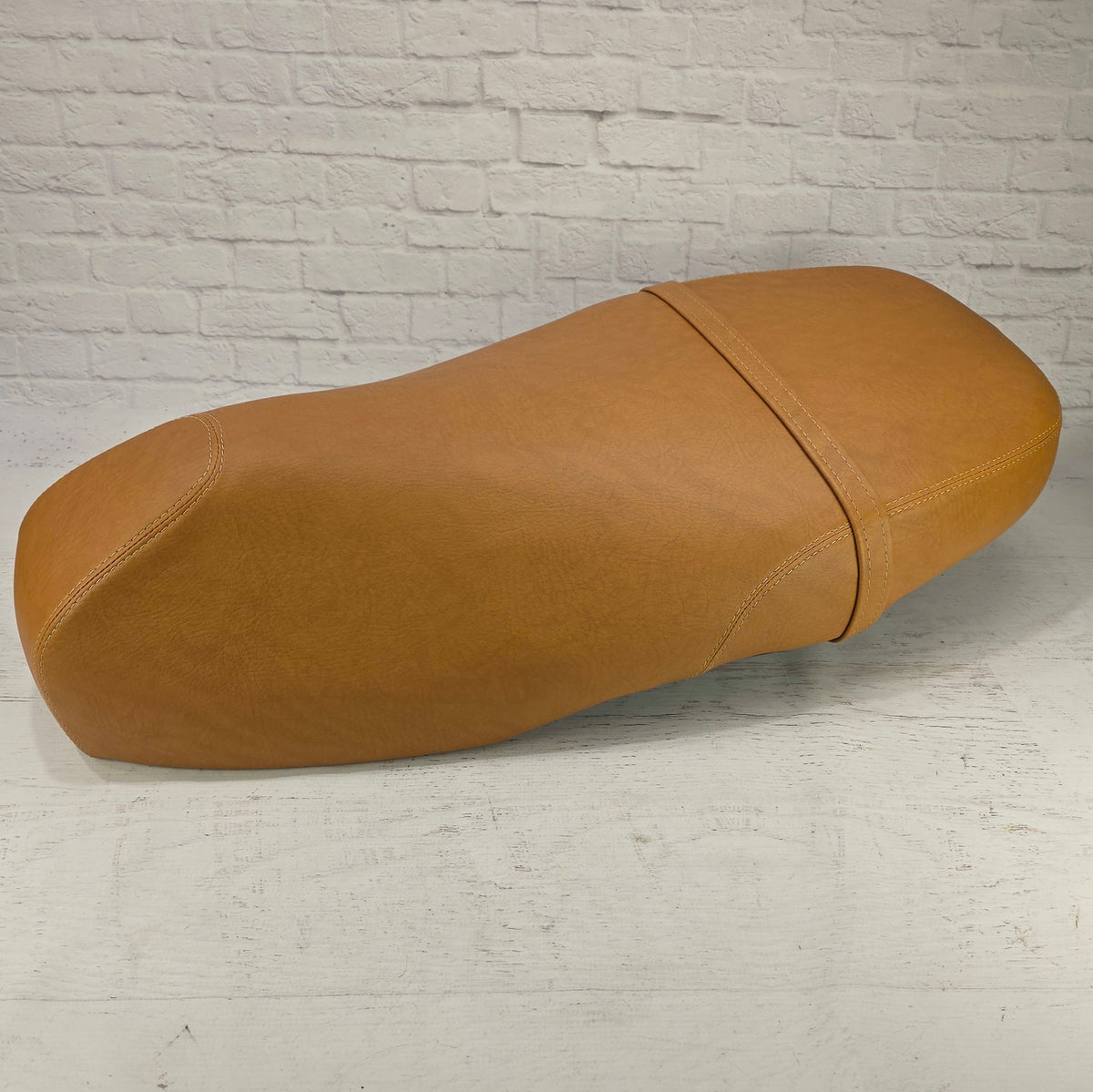 Vespa GT200 golden tan seat cover detail