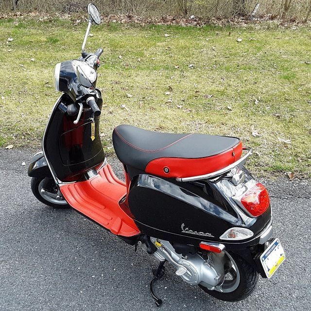 Vespa LX black and red seat cover installed