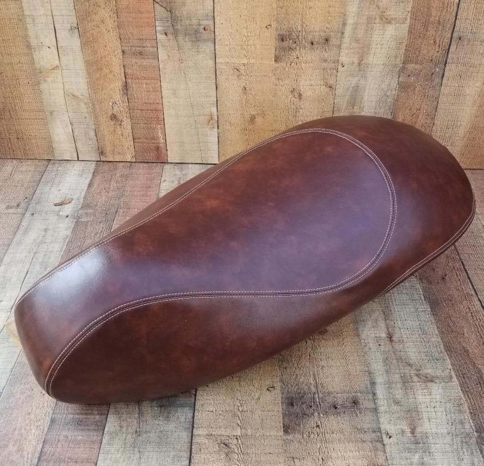 Vespa GTS Eurogel whiskey brown seat cover installed