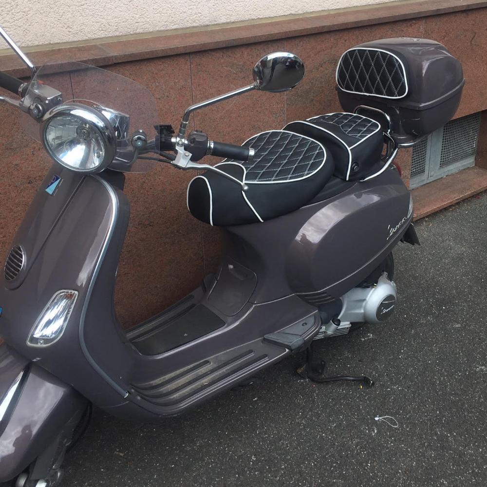 Vespa LXV black diamond seat cover detail